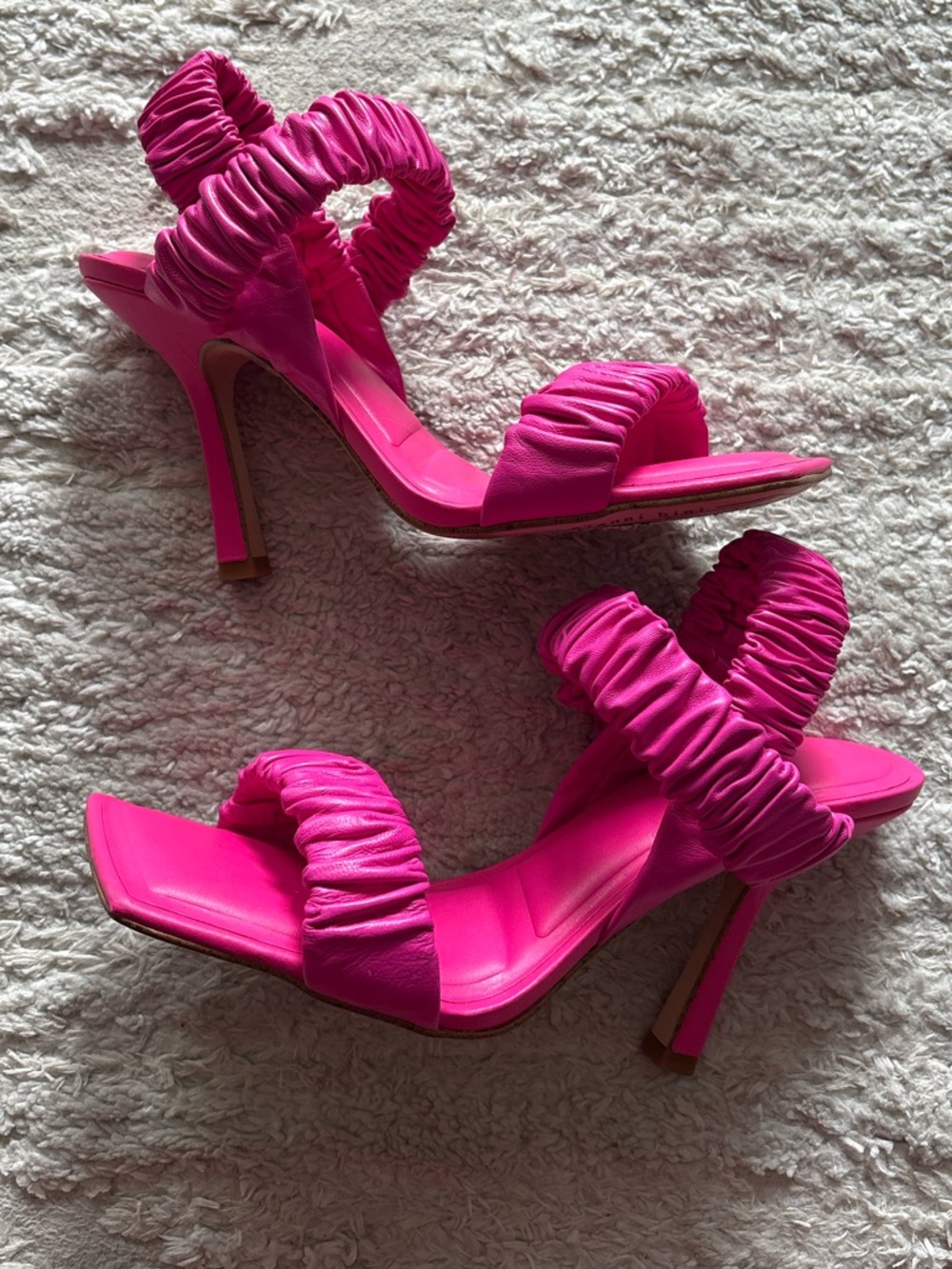 Gianni Bini Vanya scrunched leather square toe dress sandals Size 7